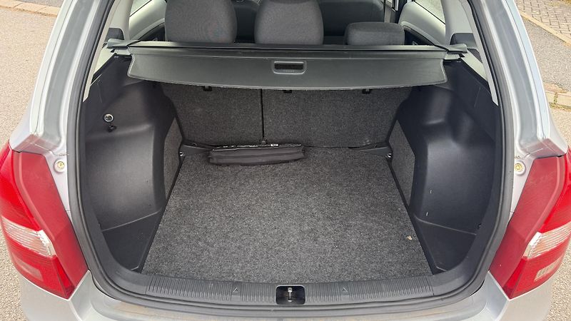 Škoda Fabia (2009) 1.4 16V 63KW 115 TIS KM KLIMA - fotka 12 z 20