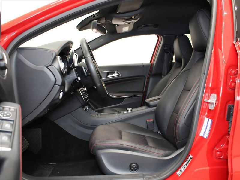 Mercedes-Benz GLA 2,0 250 4M AMG paket Kam.ČR - fotka 6 z 23