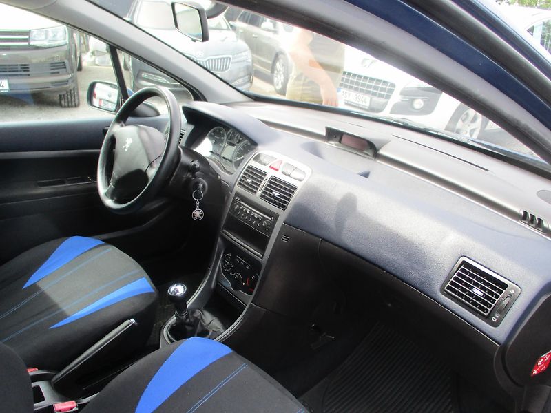 Peugeot 307 (2002) 1,6 servis doložen - fotka 4 z 11