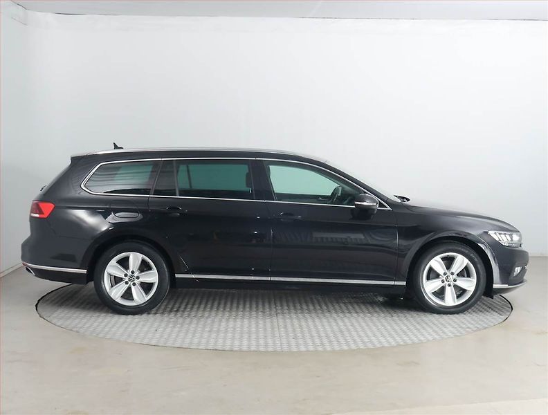 Volkswagen Passat (2021) Elegance 2.0 TDI - fotka 6 z 22