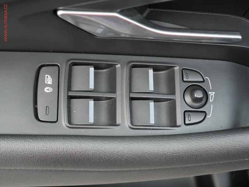 Jaguar E-Pace (2018) 2.0 D D150, LED, navi, kamera - fotka 11 z 21