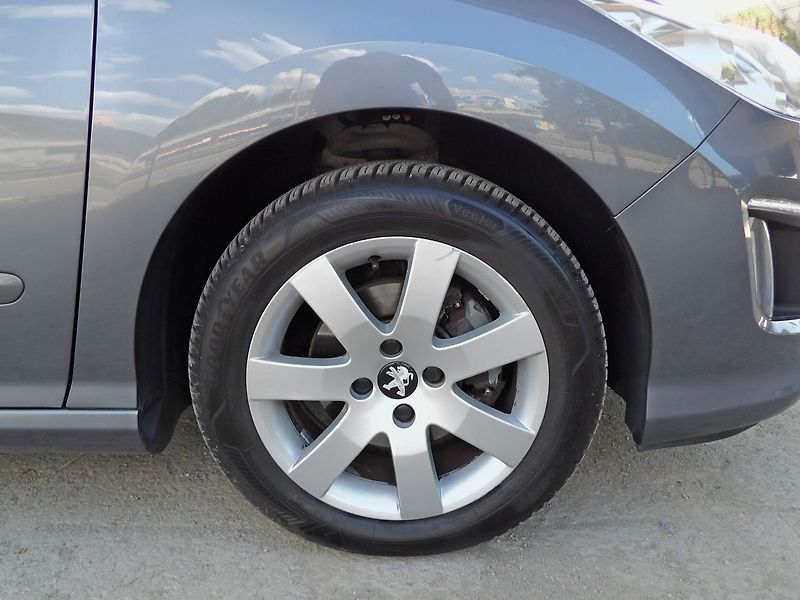 Peugeot 308 SW 1.6VTi 88kW AutoAC Serviska - fotka 27 z 33