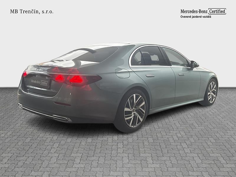 Mercedes-Benz Třídy E (2024) 300e sedan 4MATIC - fotka 3 z 40
