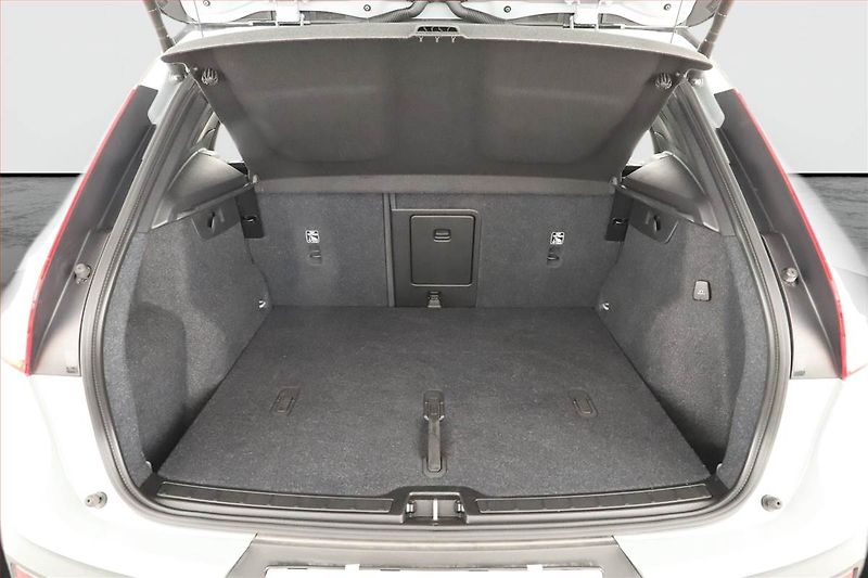 Volvo XC40 (2023) B3 - fotka 11 z 19