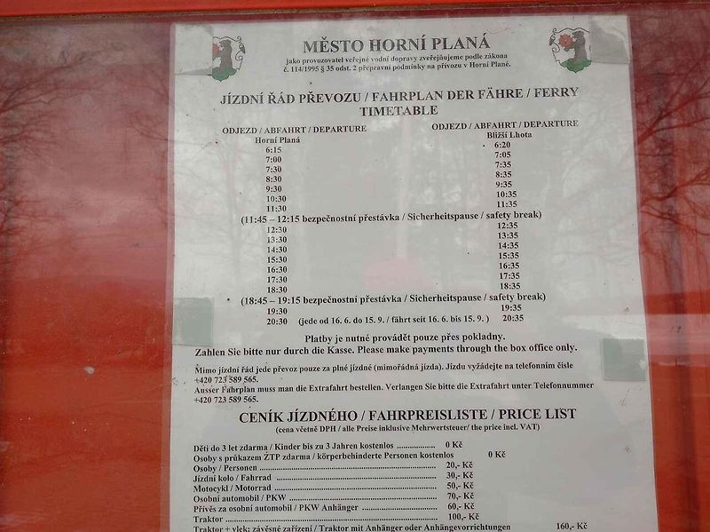 U Horní Plané se na zamrzlém Lipně vesele bruslí. Sem tam tudy ale na druhý břeh přejede i auto. Jen o pár set metrů dál přitom stále jezdí přívoz.