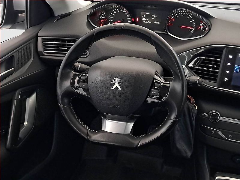 Peugeot 308 (2015) Active 1.2 e-THP, Navi - fotka 15 z 19