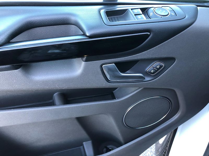 Ford Tourneo Custom 2.0 TDCi  8 Míst - fotka 15 z 26