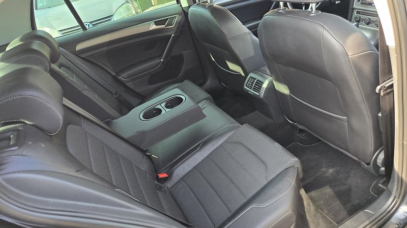 Volkswagen Golf 1.6TDI  DSG COMFORT 77KW - fotka 19 z 44