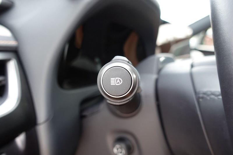 Lexus UX 300h UX300h Luxury 4x4 - fotka 23 z 38