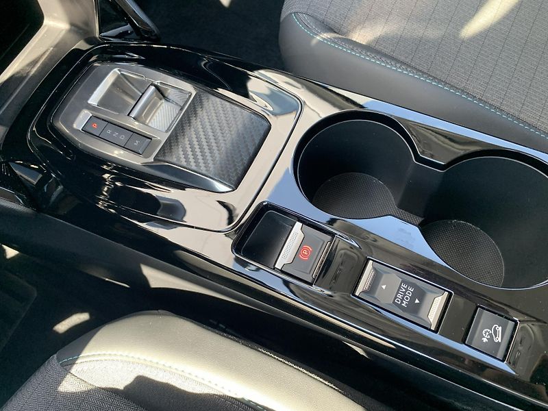 Peugeot 2008 ALLURE 1,2 PureTech 96kW AT - fotka 24 z 30