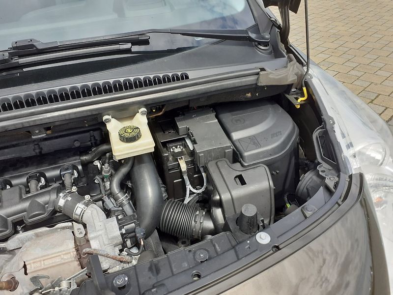 Peugeot 3008 (2011) 1.6 i  16V 115Kw - fotka 26 z 36