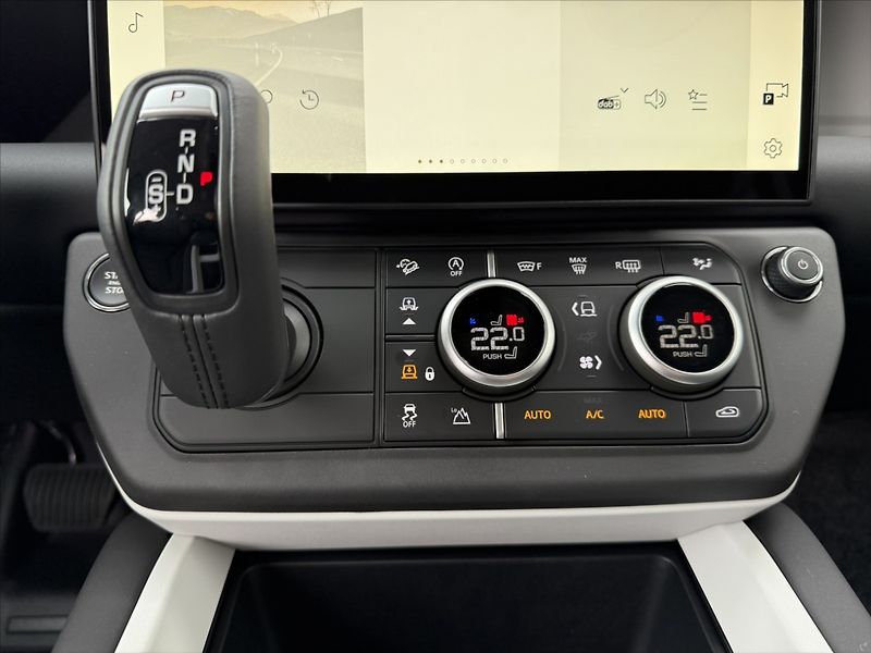 Land Rover Defender (2026) 3,0 110 S D200 - fotka 25 z 29