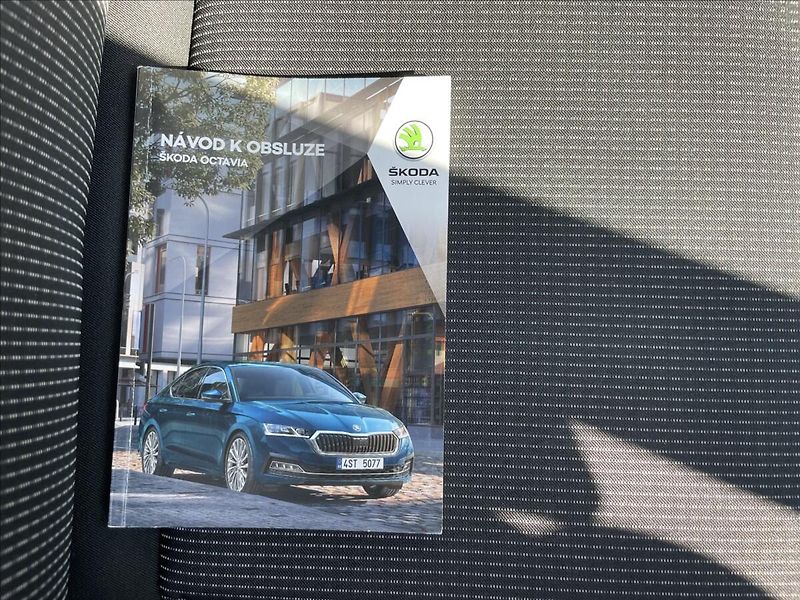 Škoda Octavia 2,0 TDI Combi Ambition Plus - fotka 18 z 22
