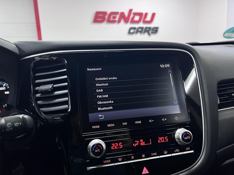 Mitsubishi Outlander 2.4 PHEV 165 kW, 4x4, 2020 - fotka 24 z 38