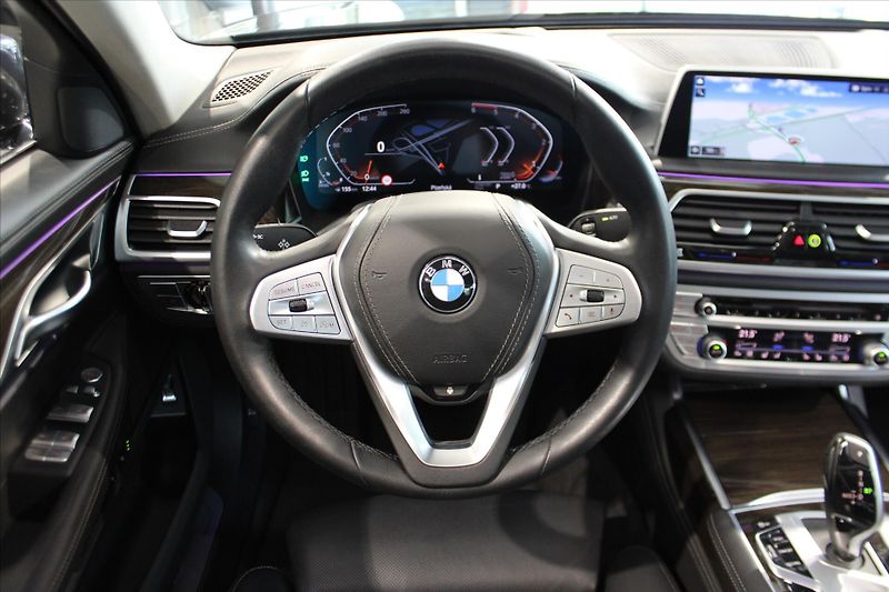 BMW Řada 7 740d xDrive Masáž/NezTop/360°/ - fotka 16 z 37