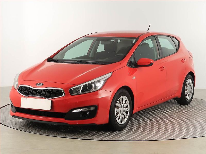 Kia Ceed (2015) Silver 1.4 CVVT - fotka 2 z 17