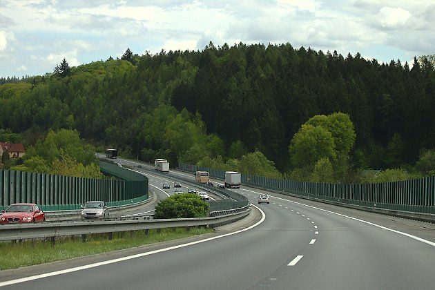 Po dokončení předjíždění se má řidič bezpečně vrátit do pravého jízdního pruhu., zdroj: Aktron / Wikimedia Commons, CC BY 3.0.