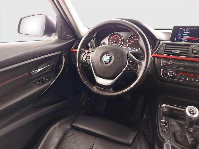 BMW Řada 3 (2013) Edition Sport 320 i - fotka 7 z 24