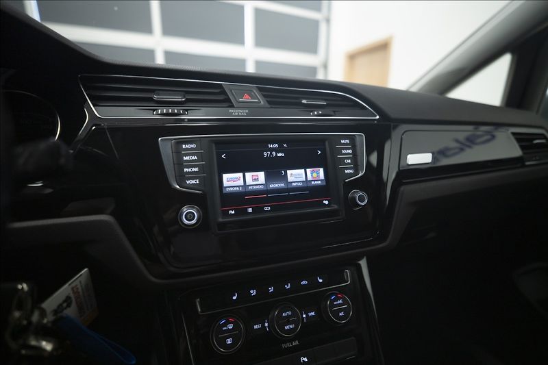 Volkswagen Touran 2,0 TDI MASÁŽ KAMERA VÝHŘEV ČR - fotka 31 z 39