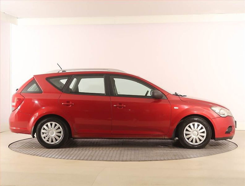 Kia Ceed (2010) 1.6 CRDi, slušný stav - fotka 6 z 16