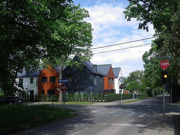 Při oranžové rozhoduje hlavně vzdálenost od křižovatky, rychlost a možnost bezpečně zastavit., zdroj: Olgerts V/Wikimedia CC 4.0