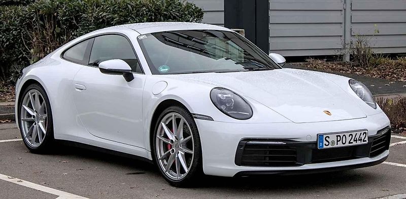 Ojeté Porsche 718 Cayman GT4 patří k velmi luxusním vozům.
