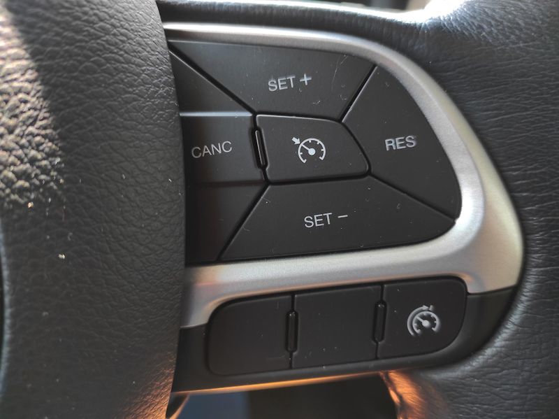 Jeep Renegade 1.4MultiAir, Limited, Tempomat - fotka 26 z 48