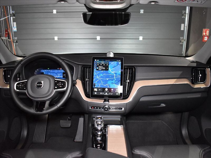 Volvo XC60 2,0 B5 AWD Ultra B&W,Pano,BLIS - fotka 13 z 25