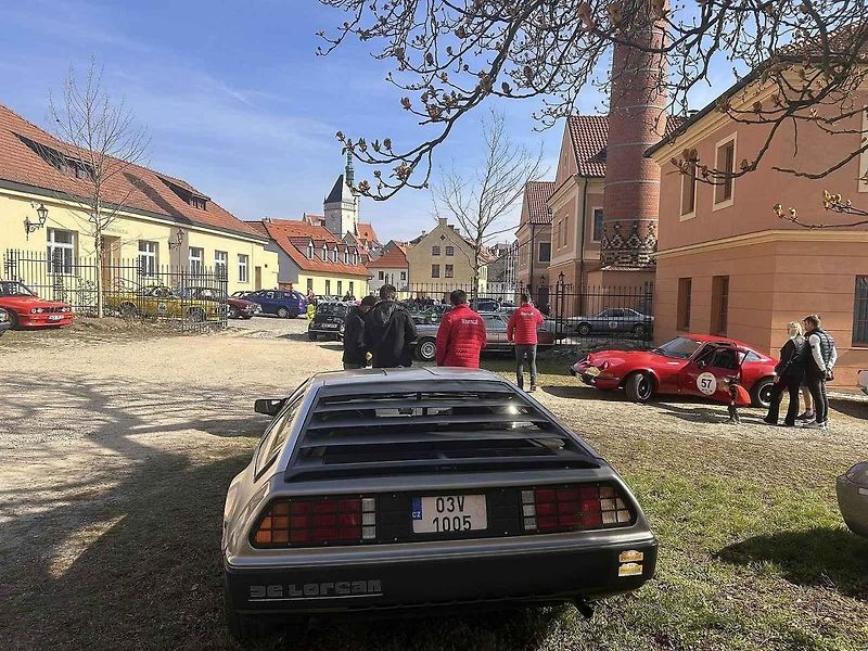 Michal a Jonáš Pavlíčkovi na startu. Rallye Spring Classic startovalo v sobotu 12. dubna dopoledne z jihočeského Tábora. Na trasu 231 kilometrů vyrazilo 100 posádek.