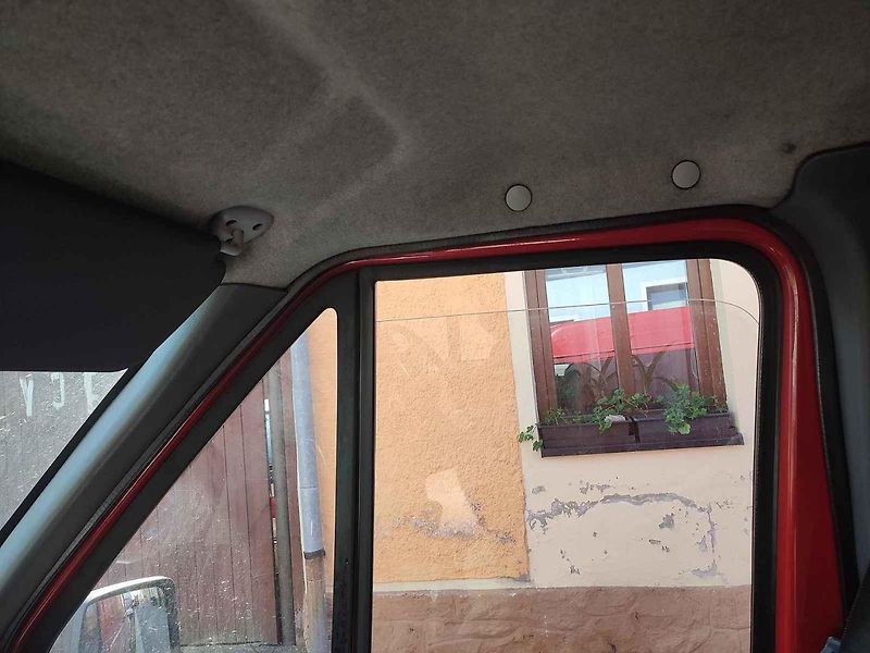 Protisluneční plachta na auto pomáhá výrazně snížit teplotu v interiéru.