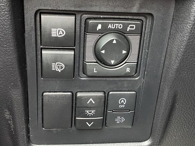 Toyota Land Cruiser 2.8D, ČR, Executive, DPH, 4x4 - fotka 23 z 27