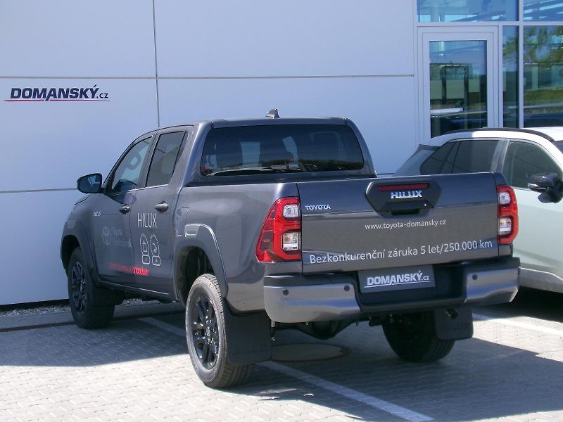 Toyota Hilux (2026) DOUBLE CAB 2,8D INVINCIBLE 4x4 - fotka 4 z 14