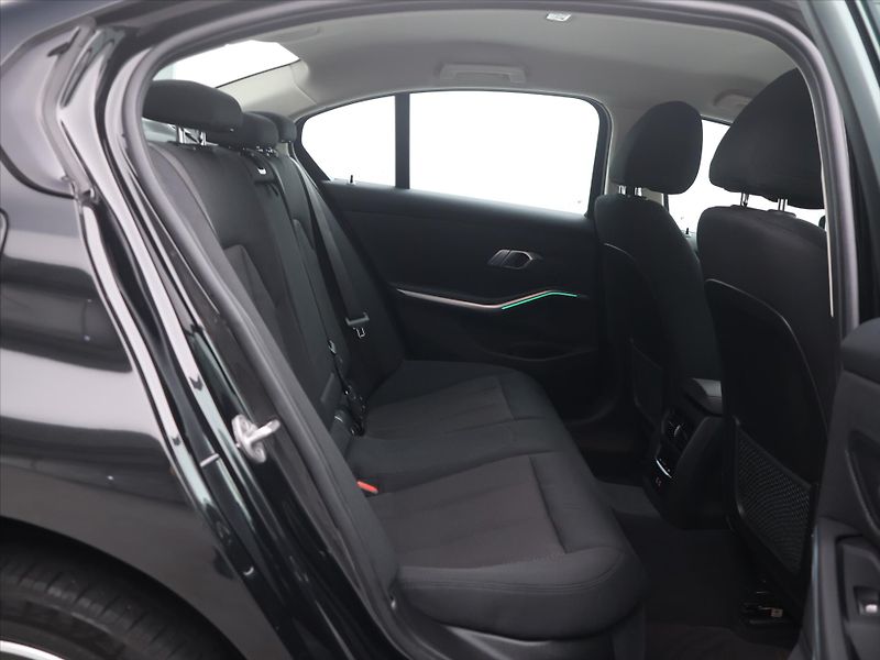 BMW Řada 3 2,0 318i 115kW Aut Virtual LED - fotka 13 z 32