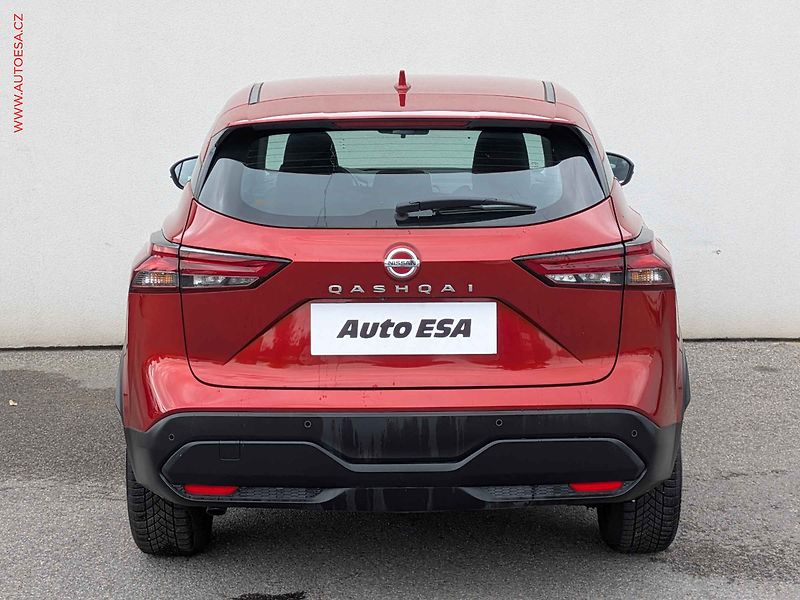 Nissan Qashqai (2023) 1.3DIG-T, 1.maj,ČR, AC, temp - fotka 5 z 17