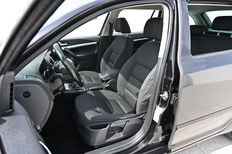 Škoda Octavia 2.0TDI 7/2011 Rezervace - fotka 27 z 50