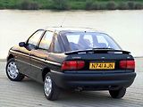 Evropský Ford Escort je jednou z výjímek se zadním stěračem.
