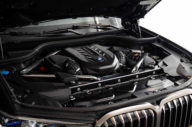 BMW X7 M50i/360/HarmanKardon/Pano - fotka 28 z 31