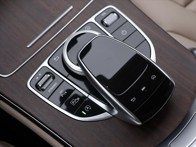 Mercedes-Benz Třídy C 2,0 C300 190kW CZ AMG paket - fotka 27 z 35