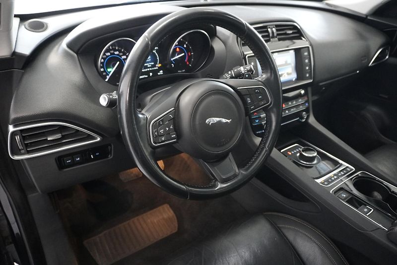 Jaguar F-Pace 3.0D 221 kW 4x4 AUTOMAT 8st. - fotka 16 z 36
