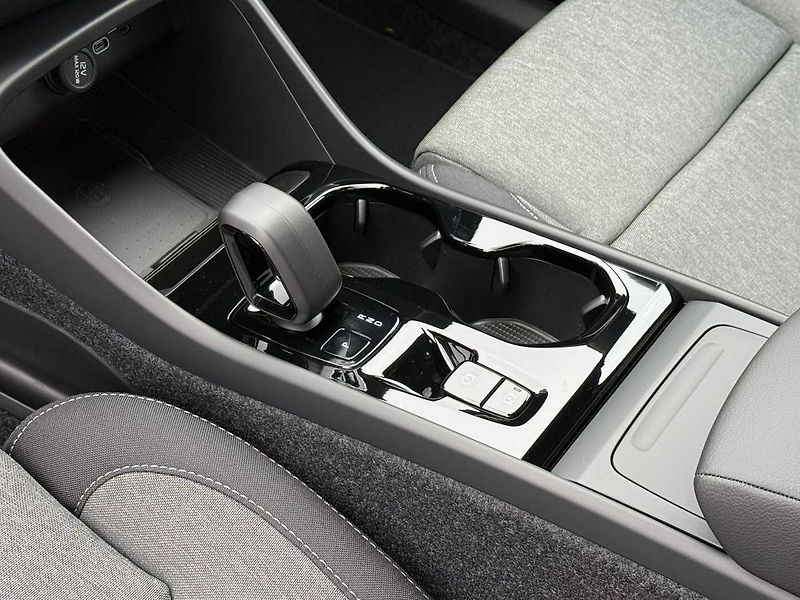 Volvo XC40 (2026) B3 FWD PLUS DARK,HARMAN KARDON - fotka 13 z 19