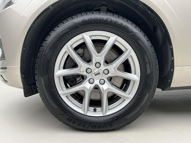 Volvo XC60 D4 AWD MOMENTUM AUT CZ - fotka 14 z 39