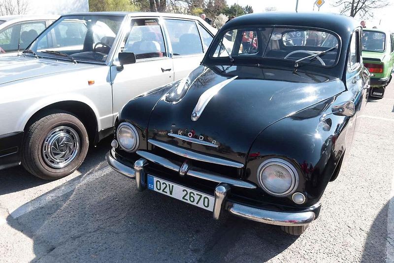 Hynek Trachta z Velkého Meziříčí dorazil se Škodou 1201 na zahájení sezony automobilových veteránů do Třebíče. Téměř 70 let tato škodovka jezdila ve Finsku.