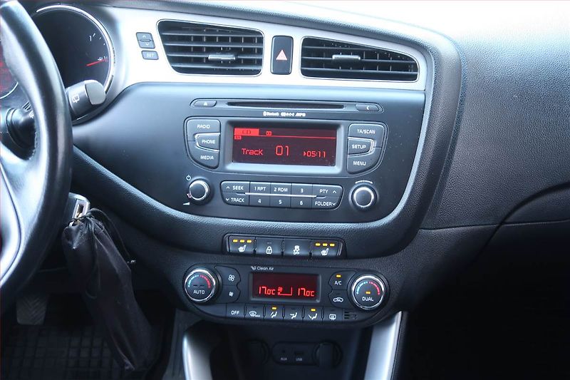 Kia Ceed (2015) 1.6 GDI, Serv.kniha, Tempomat - fotka 12 z 21
