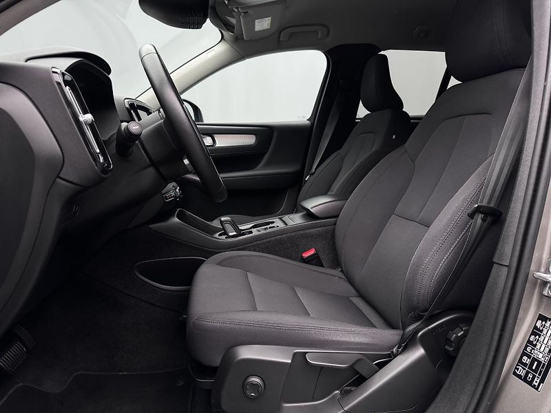 Volvo XC40 B4 MOMENTUM AUT  - fotka 4 z 47
