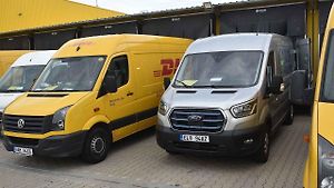 Testovaný Ford-E Transit působil mezi žlutými dodávkami jako stříbrná vrána