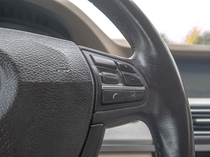 BMW Řada 5 (2010) 3.0i mat – NAVI - fotka 19 z 49