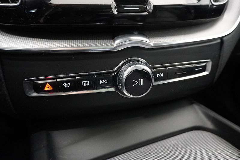 Volvo XC60  2,0 T8 TWIN ENGINE 4WD AUT. - fotka 27 z 33