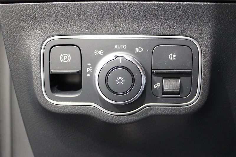 Mercedes-Benz GLA 1,3 200 1.majitel CZ zánovní - fotka 15 z 33