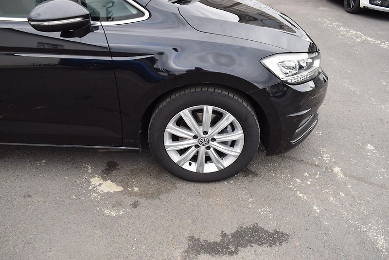 Volkswagen Touran (2017) 1.4TSI 110kw 7MÍST HIGHLIN TAŽ - fotka 5 z 48
