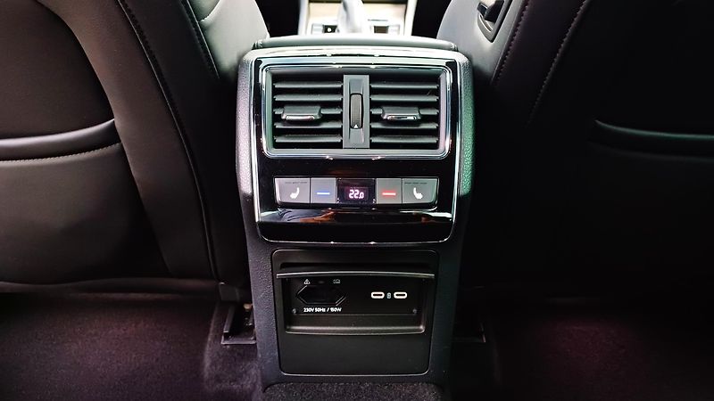Škoda Superb L&K 147kW TDI 4x4 WEBA-PANO-TZ - fotka 17 z 50